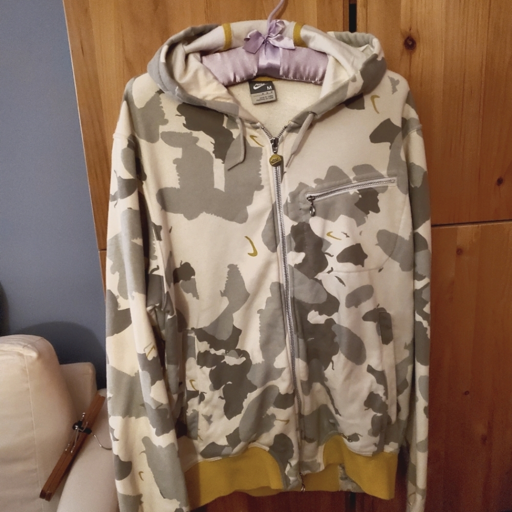 Nike Men's Cream and Grey Camo Print Hoodie With Yellow Ribbing Medium